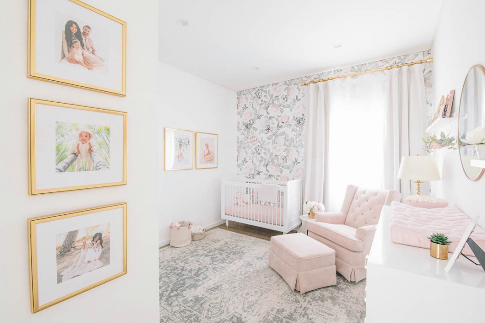 Cette image montre une chambre de bébé fille traditionnelle de taille moyenne avec un mur blanc.