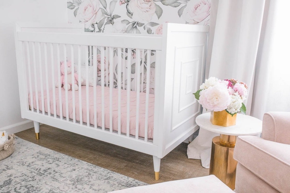 Imagen de habitación de bebé niña tradicional renovada de tamaño medio con paredes blancas
