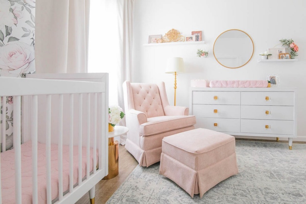 Ejemplo de habitación de bebé niña clásica renovada de tamaño medio con paredes blancas