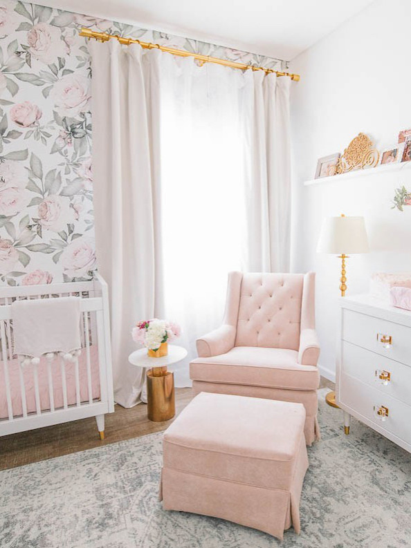 Diseño de habitación de bebé niña clásica renovada de tamaño medio con paredes blancas
