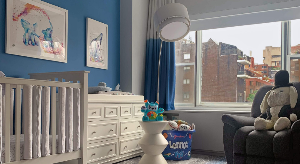 Inspiration pour une chambre de bébé garçon design de taille moyenne avec un mur bleu, moquette et un sol multicolore.