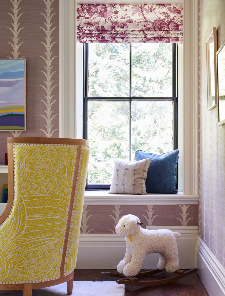 Immagine di un soggiorno classico di medie dimensioni con pareti multicolore, parquet scuro e pavimento marrone