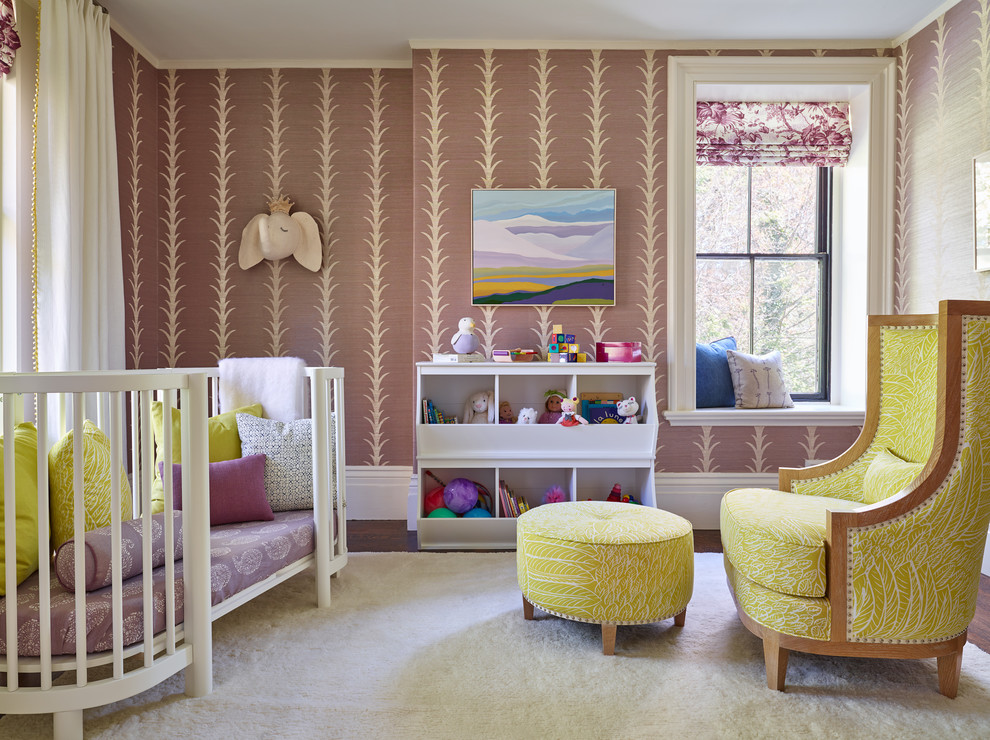 Стильный дизайн: комната для малыша среднего размера в стиле неоклассика (современная классика) с темным паркетным полом, коричневым полом и фиолетовыми стенами для девочки - последний тренд