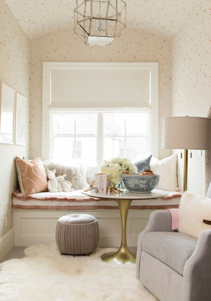 Diseño de habitación de bebé neutra tradicional renovada de tamaño medio con moqueta, suelo beige y paredes beige