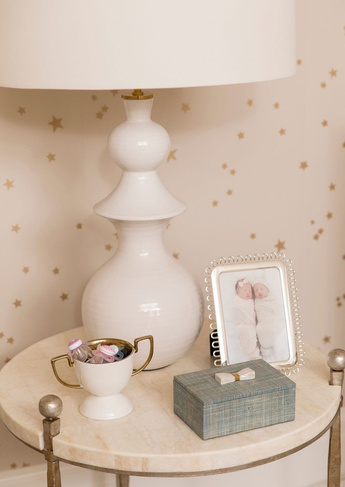 Ejemplo de habitación de bebé neutra tradicional renovada de tamaño medio con moqueta, suelo beige y paredes beige
