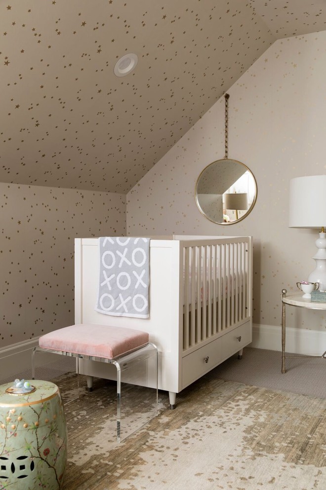 Свежая идея для дизайна: нейтральная комната для малыша среднего размера в стиле неоклассика (современная классика) с ковровым покрытием, бежевым полом и бежевыми стенами - отличное фото интерьера