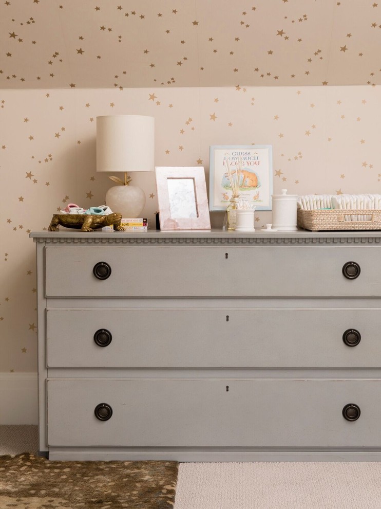 Imagen de habitación de bebé neutra tradicional renovada de tamaño medio con moqueta, suelo beige y paredes beige