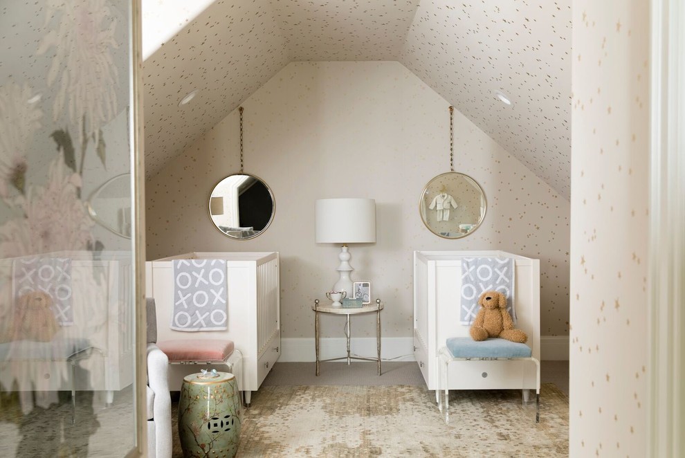 Immagine di una cameretta per neonati neutra classica di medie dimensioni con moquette, pavimento beige e pareti beige