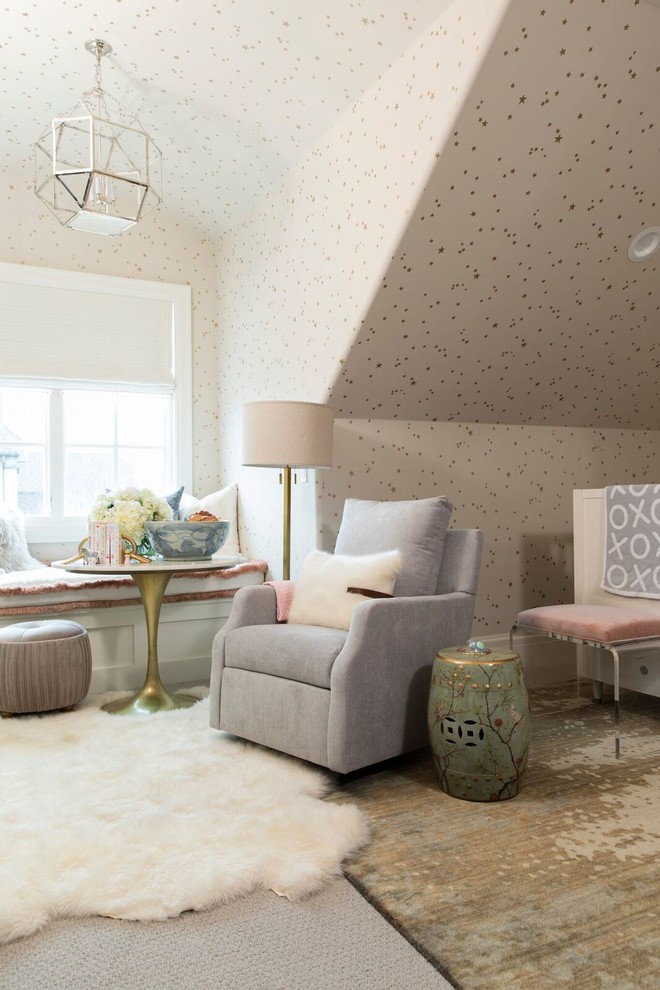 Пример оригинального дизайна: нейтральная комната для малыша среднего размера в стиле неоклассика (современная классика) с ковровым покрытием, бежевым полом и бежевыми стенами