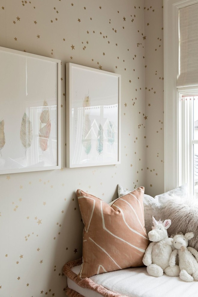 Источник вдохновения для домашнего уюта: нейтральная комната для малыша среднего размера в стиле неоклассика (современная классика) с ковровым покрытием, бежевым полом и бежевыми стенами
