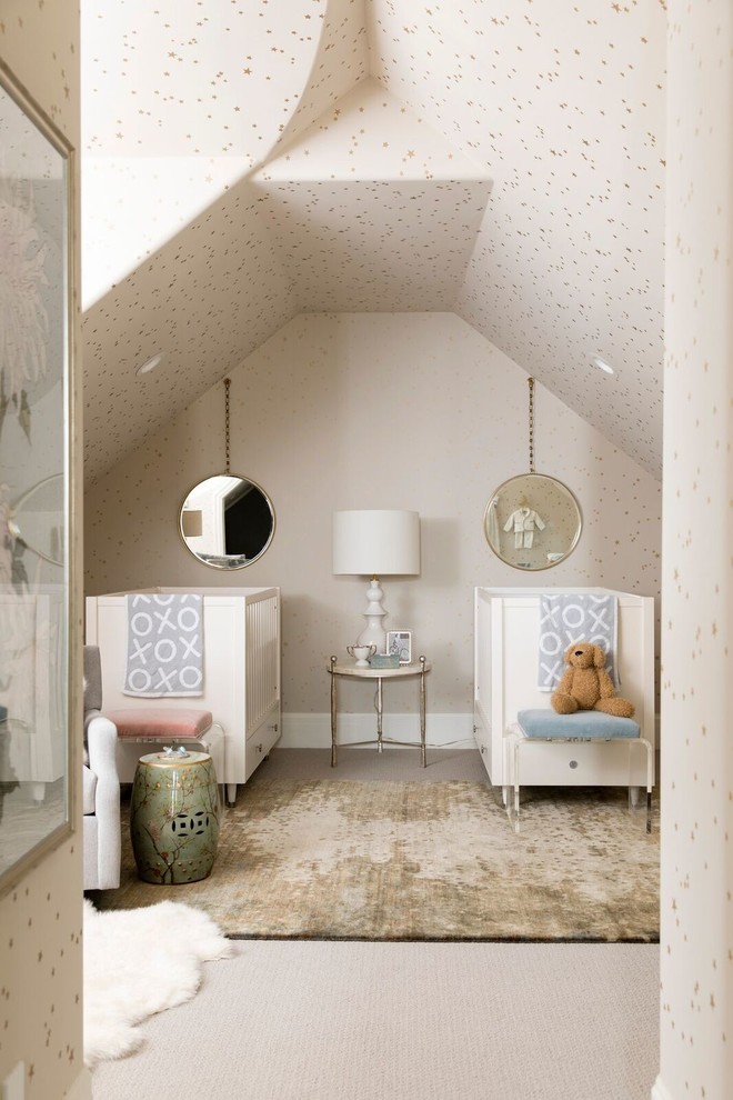 Ejemplo de habitación de bebé neutra clásica renovada de tamaño medio con moqueta, suelo beige y paredes beige