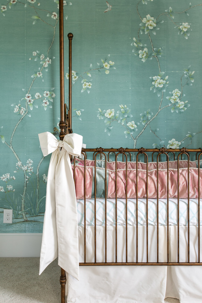 Immagine di una cameretta per neonata tradizionale di medie dimensioni con pareti verdi, moquette e pavimento beige