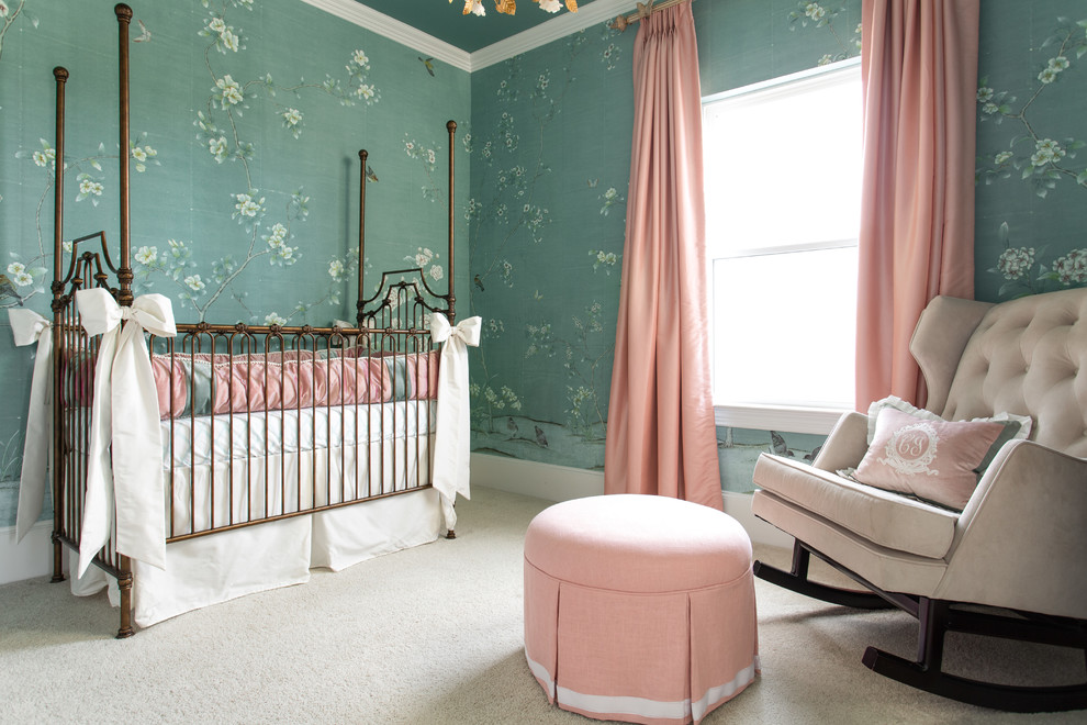 ダラスにあるラグジュアリーな中くらいなトラディショナルスタイルのおしゃれな赤ちゃん部屋 (緑の壁、カーペット敷き、女の子用、ベージュの床) の写真