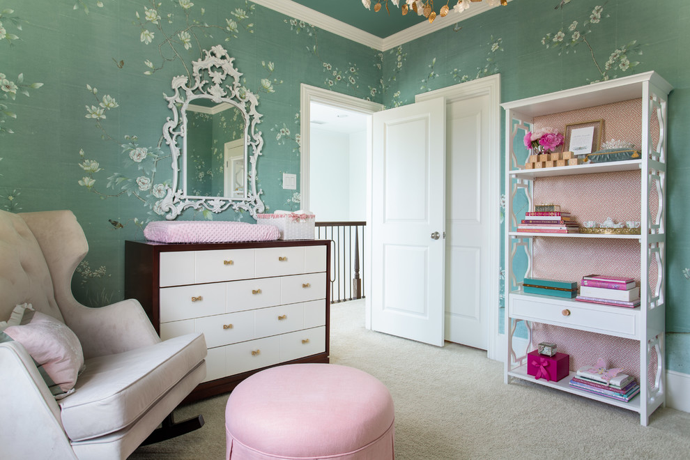 На фото: комната для малыша среднего размера в стиле неоклассика (современная классика) с зелеными стенами, ковровым покрытием и бежевым полом для девочки