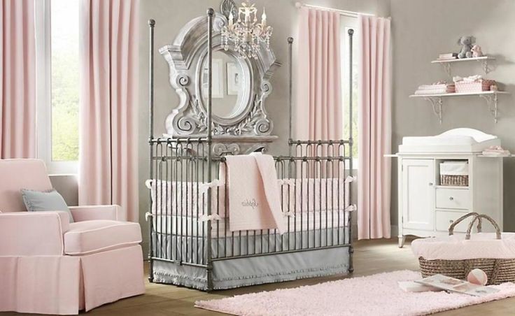 Modelo de habitación de bebé niña clásica grande con paredes grises, suelo de madera en tonos medios y suelo beige