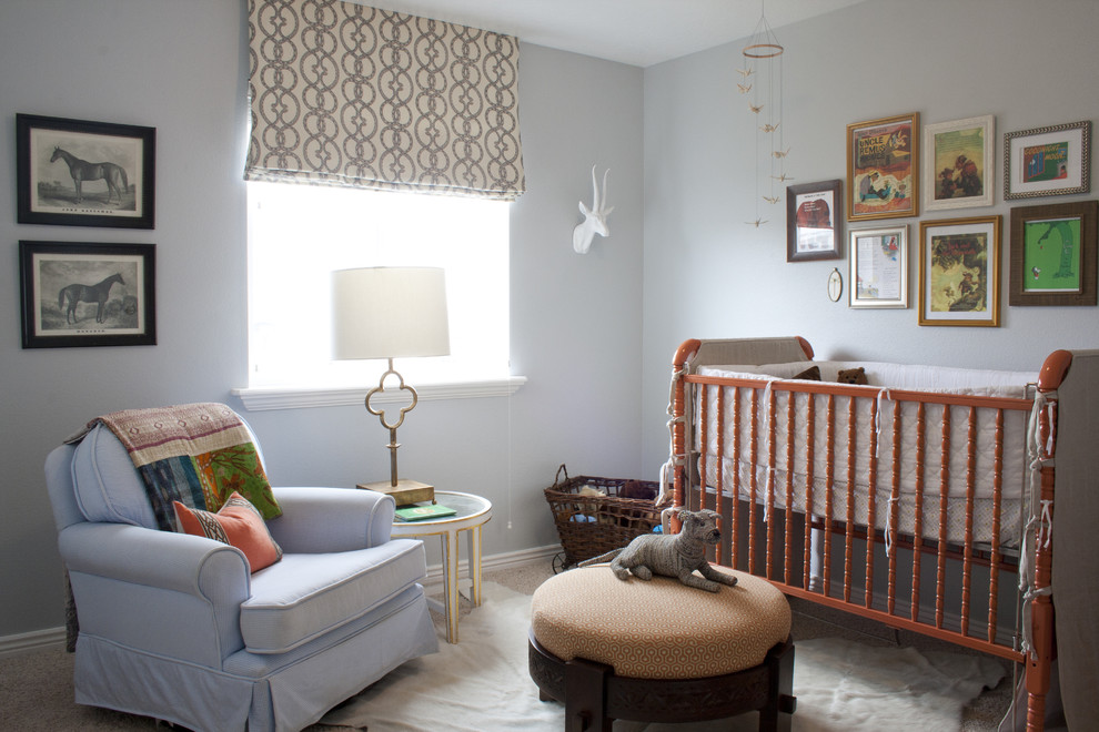 Immagine di una cameretta per neonati neutra tradizionale con pareti grigie e moquette
