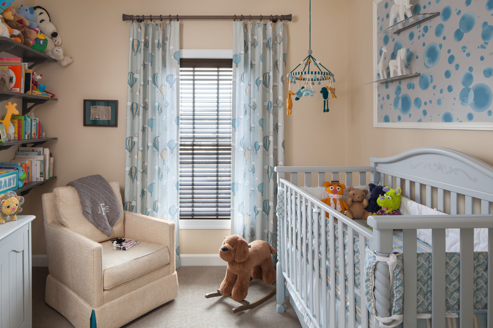 Пример оригинального дизайна: комната для малыша среднего размера в классическом стиле с бежевыми стенами, ковровым покрытием и коричневым полом для мальчика