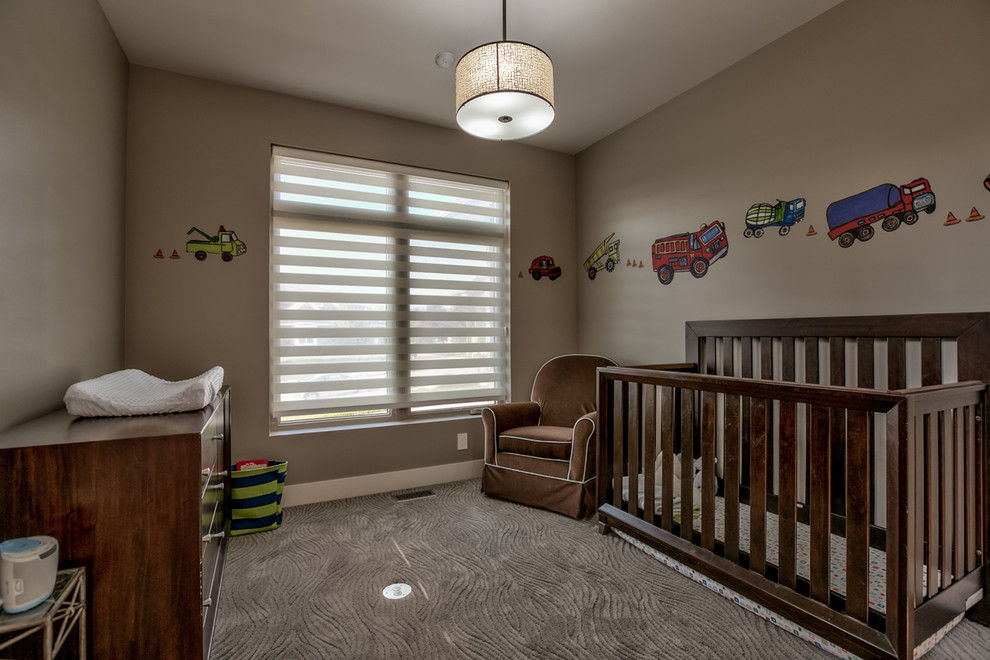 Foto di una cameretta per neonato tradizionale di medie dimensioni con pareti beige, moquette e pavimento grigio