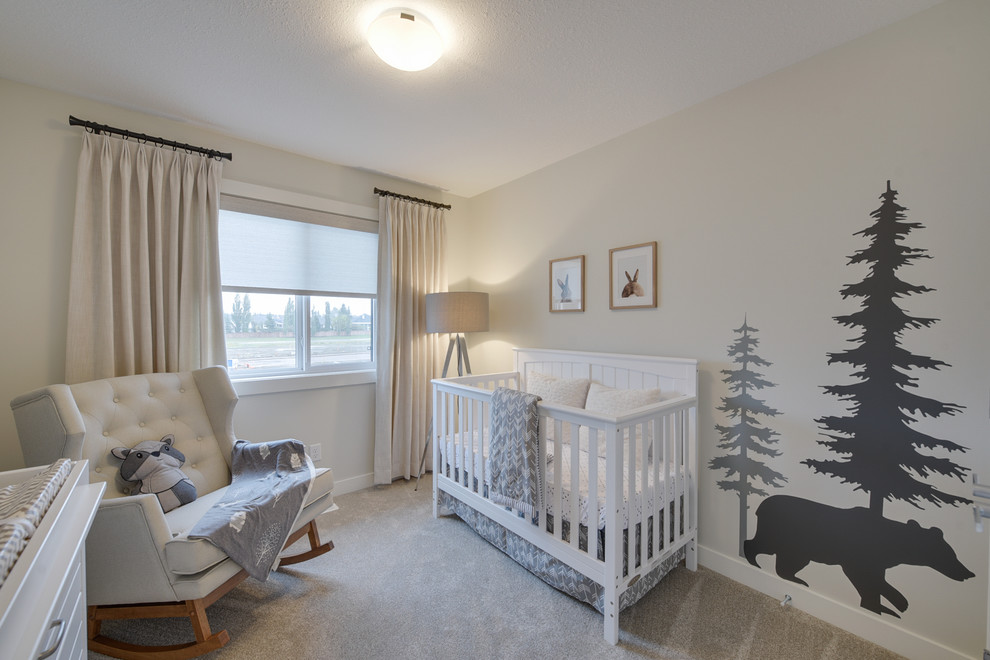Ejemplo de habitación de bebé neutra rural de tamaño medio con paredes beige y moqueta