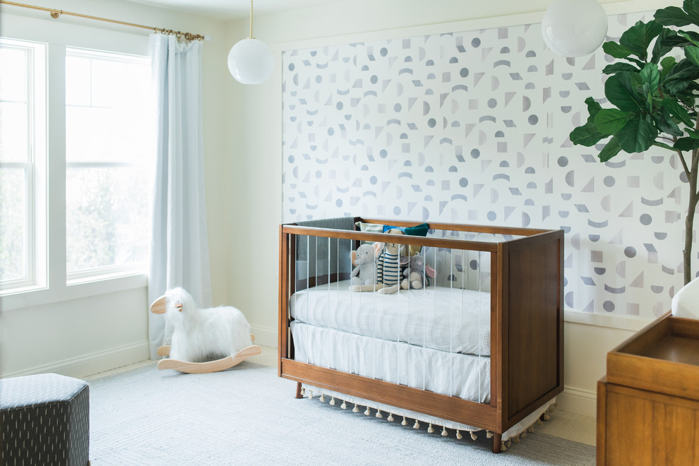 Cette photo montre une chambre de bébé neutre rétro de taille moyenne avec moquette, un sol gris et un mur blanc.