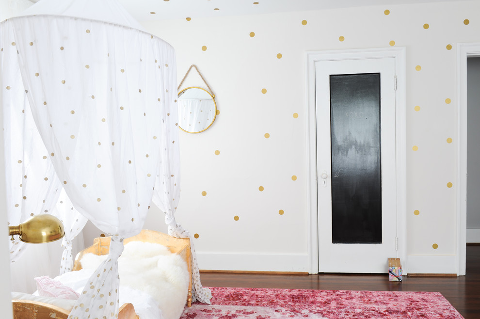 Cette image montre une chambre de bébé traditionnelle de taille moyenne avec un mur blanc, parquet foncé et un sol marron.