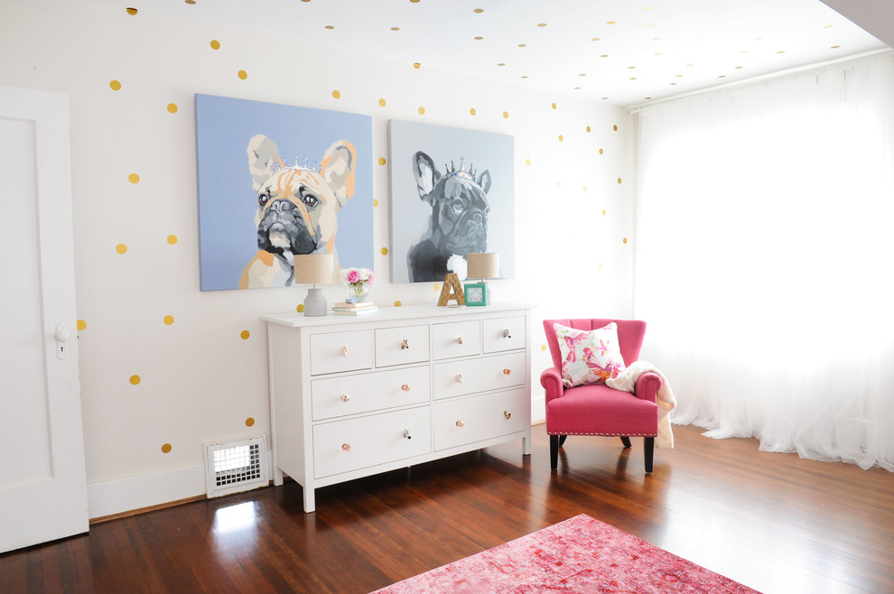 Mittelgroßes Klassisches Babyzimmer mit weißer Wandfarbe, dunklem Holzboden und braunem Boden in Sonstige