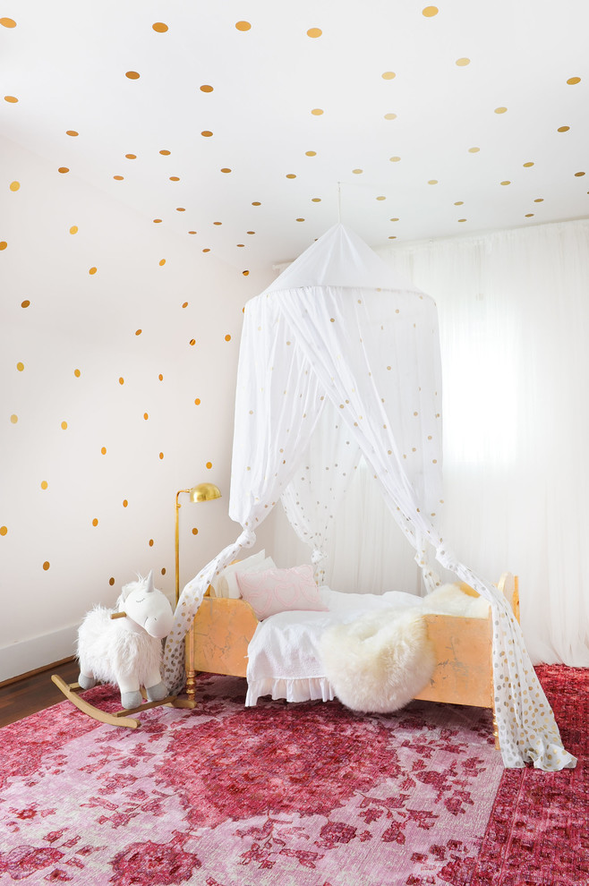 Foto de habitación de bebé bohemia de tamaño medio con paredes blancas, suelo de madera oscura y suelo marrón