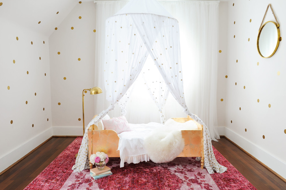 Exemple d'une chambre de bébé chic de taille moyenne avec un mur blanc, parquet foncé et un sol marron.