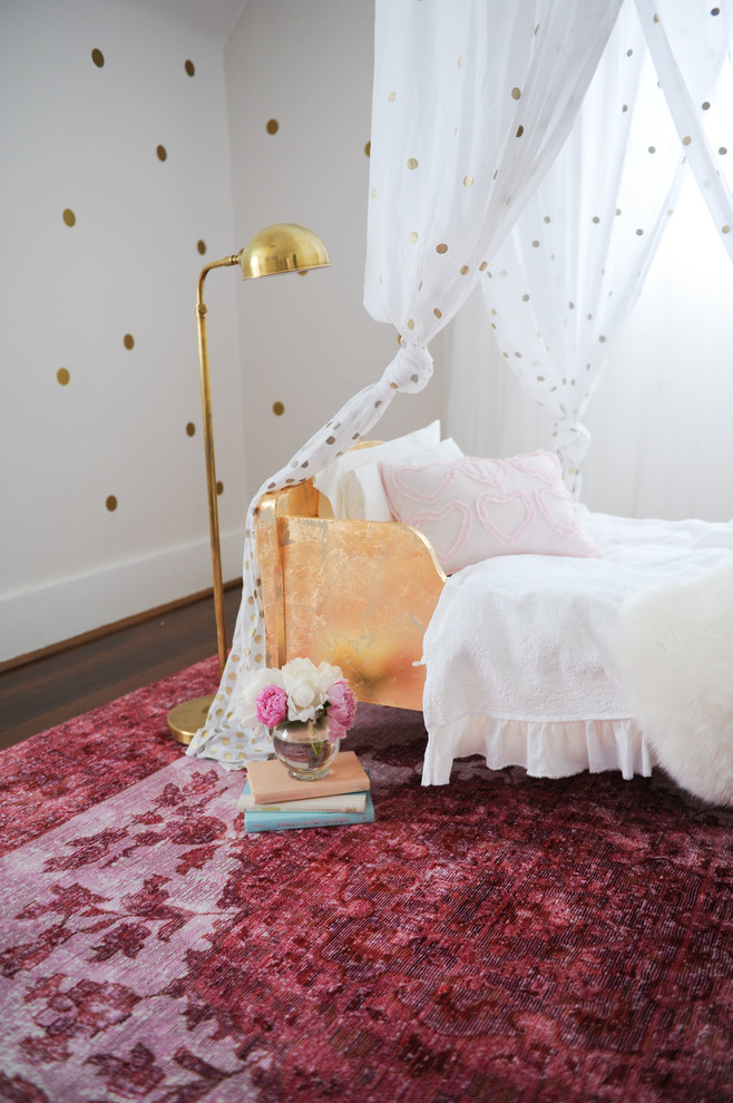 Ejemplo de habitación de bebé ecléctica de tamaño medio con paredes blancas, suelo de madera oscura y suelo marrón