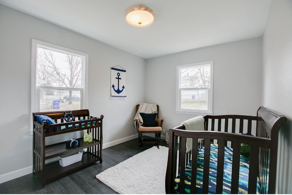 Exemple d'une petite chambre de bébé garçon avec un mur gris et sol en stratifié.