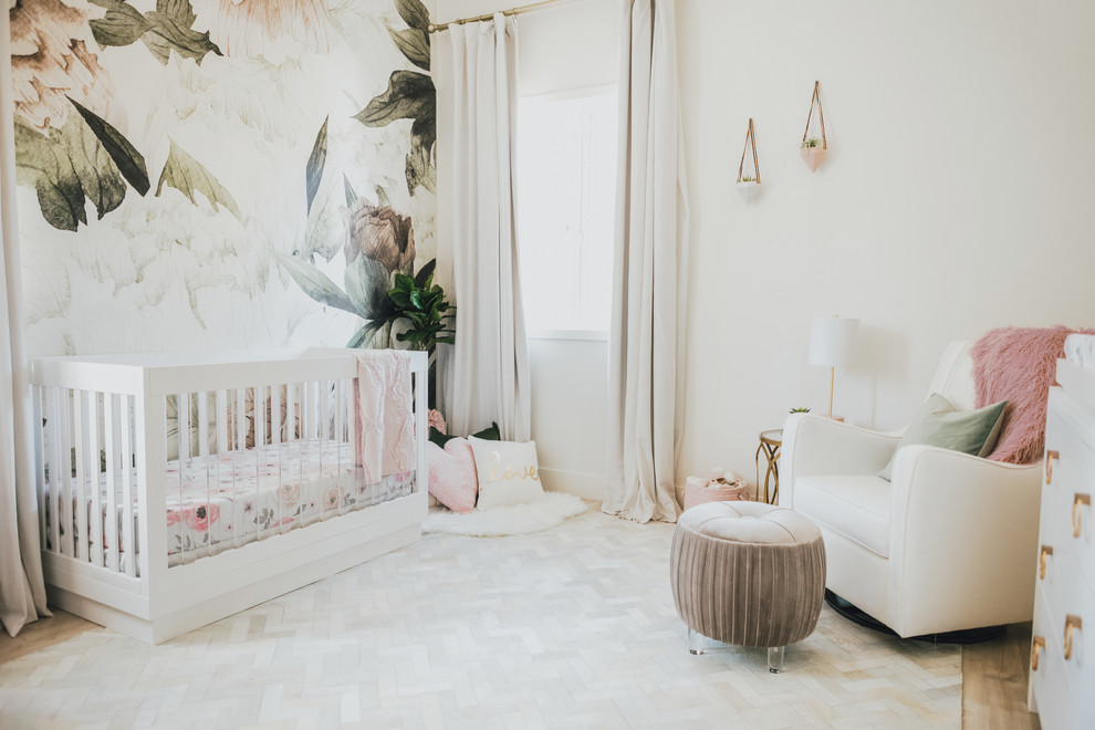 На фото: маленькая комната для малыша в стиле неоклассика (современная классика) с разноцветными стенами и светлым паркетным полом для девочки, на участке и в саду с