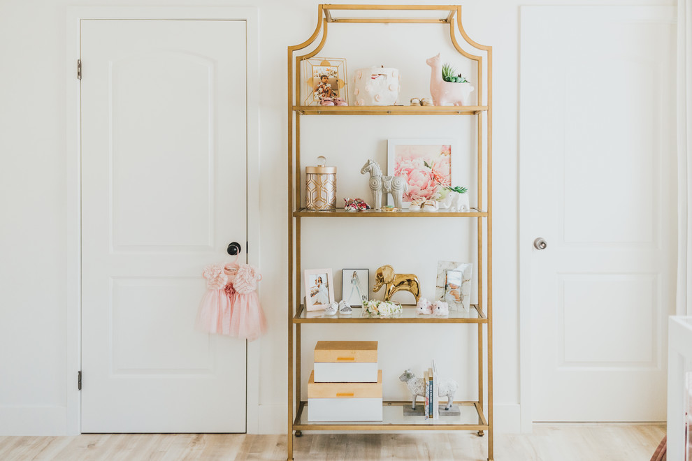 Imagen de habitación de bebé niña clásica renovada pequeña con paredes multicolor y suelo de madera clara