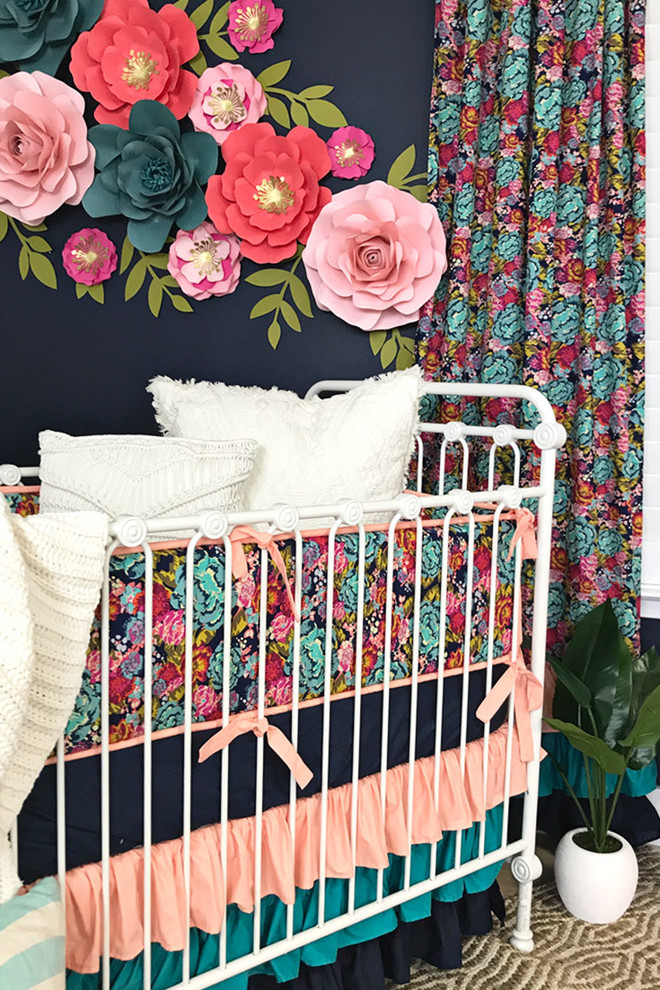 Kleines Stilmix Babyzimmer mit blauer Wandfarbe, Laminat und beigem Boden in Austin