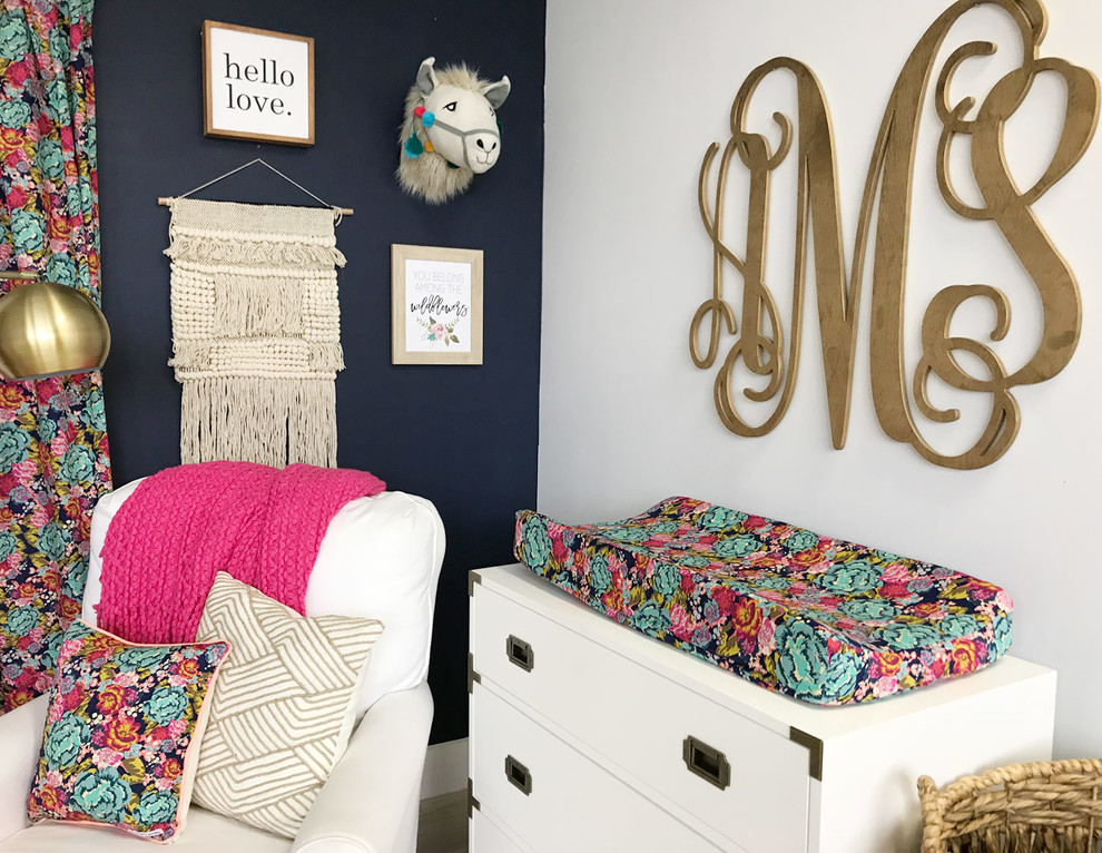 Kleines Eklektisches Babyzimmer mit blauer Wandfarbe, Laminat und beigem Boden in Austin