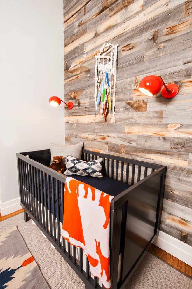 Aménagement d'une chambre de bébé garçon montagne avec un mur gris.