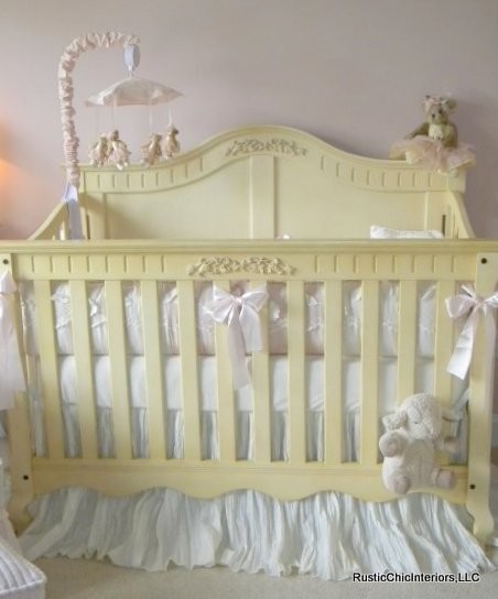 Cette image montre une chambre de bébé fille traditionnelle de taille moyenne avec un mur rose.