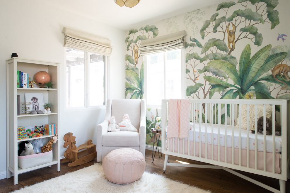 サンディエゴにある中くらいなコンテンポラリースタイルのおしゃれな赤ちゃん部屋 (女の子用、マルチカラーの壁、濃色無垢フローリング、茶色い床) の写真