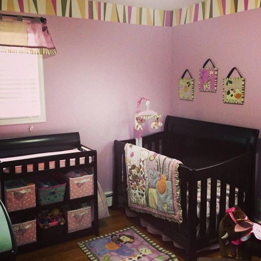 Foto de habitación de bebé niña tradicional renovada pequeña con paredes rosas y suelo de madera en tonos medios