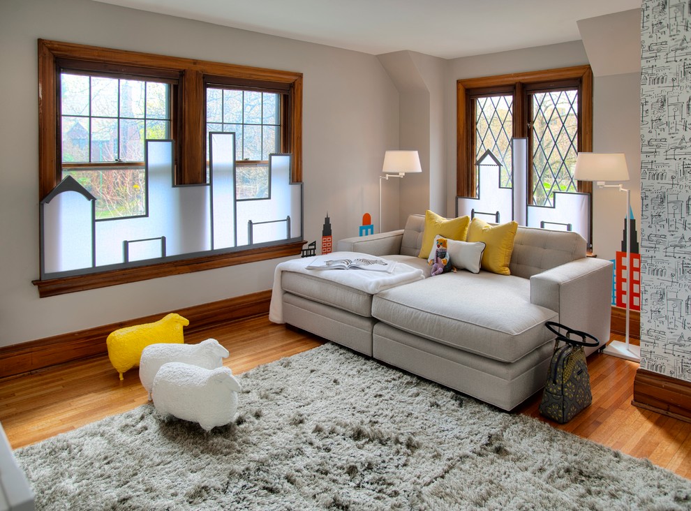 Modernes Babyzimmer mit weißer Wandfarbe und braunem Holzboden in New York