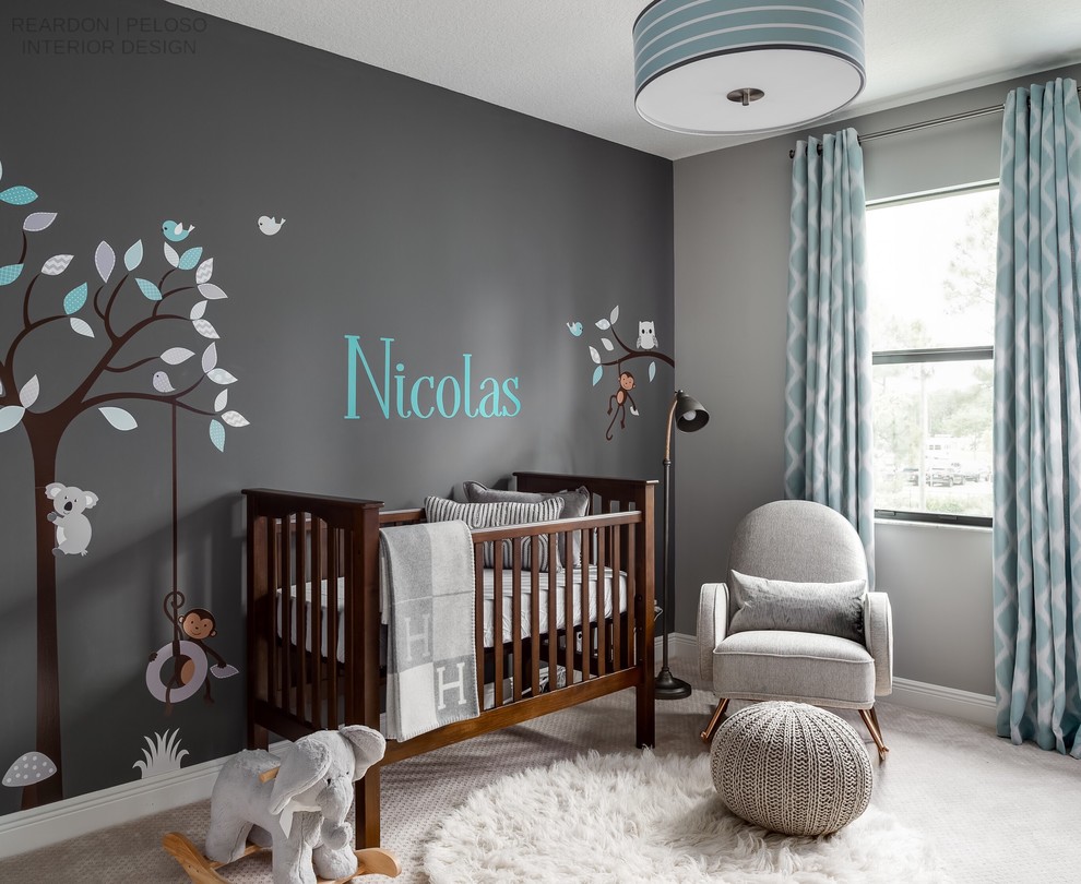 Idée de décoration pour une chambre de bébé garçon tradition de taille moyenne avec un mur gris, moquette et un sol beige.