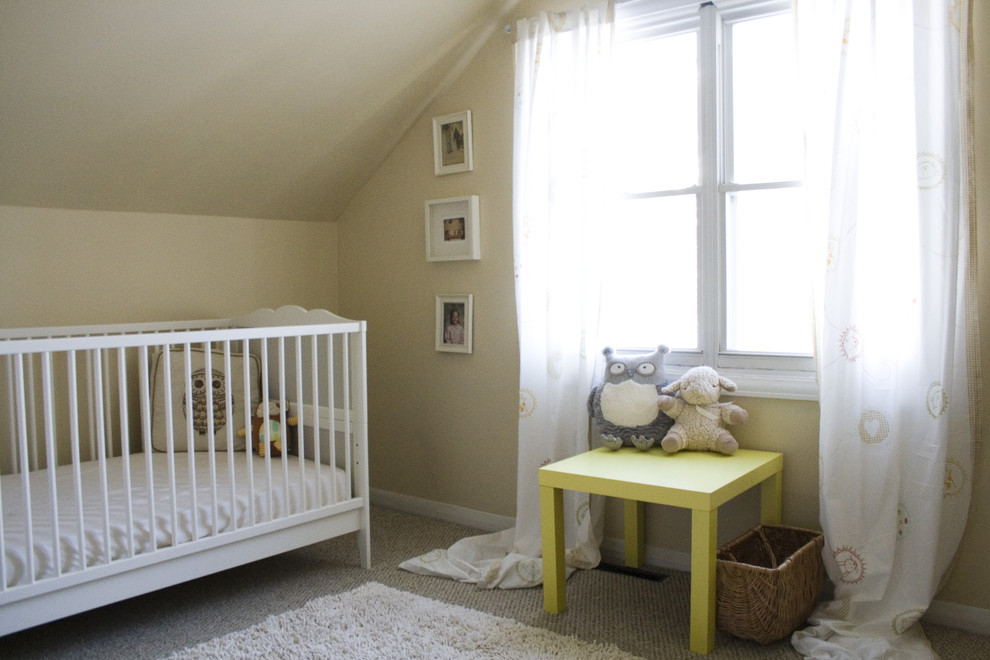 На фото: нейтральная комната для малыша в стиле фьюжн с бежевыми стенами и ковровым покрытием