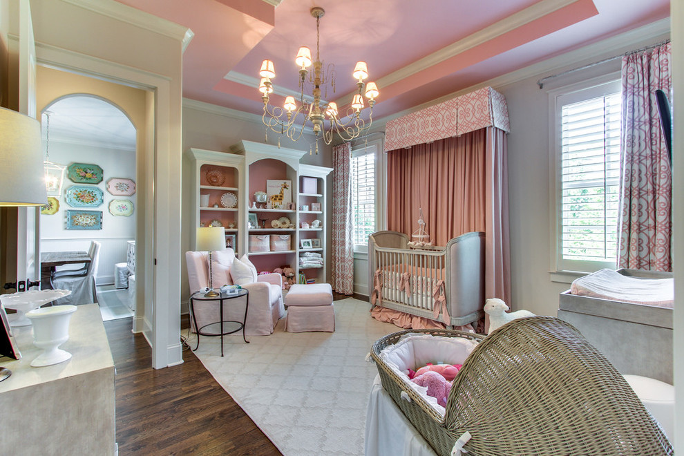 Cette image montre une chambre de bébé fille traditionnelle avec parquet foncé.