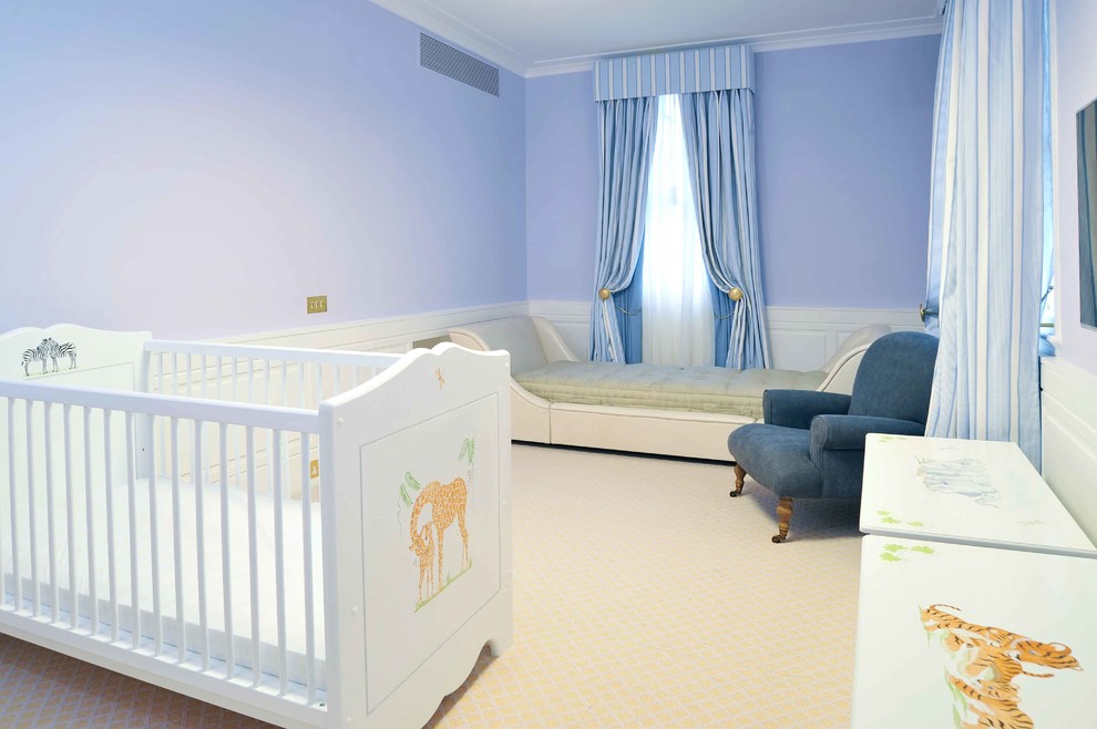 Ejemplo de habitación de bebé niño clásica grande con paredes azules y moqueta