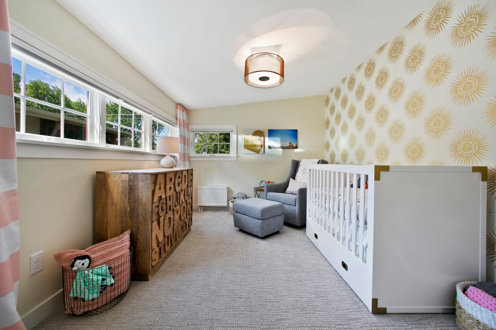 Esempio di una cameretta per neonata chic con pareti beige, moquette e pavimento grigio