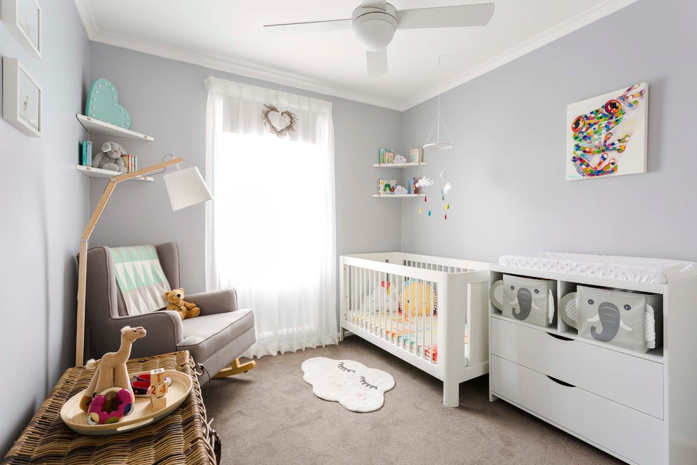 メルボルンにあるお手頃価格のコンテンポラリースタイルのおしゃれな赤ちゃん部屋 (グレーの壁、カーペット敷き、男女兼用、グレーの床) の写真