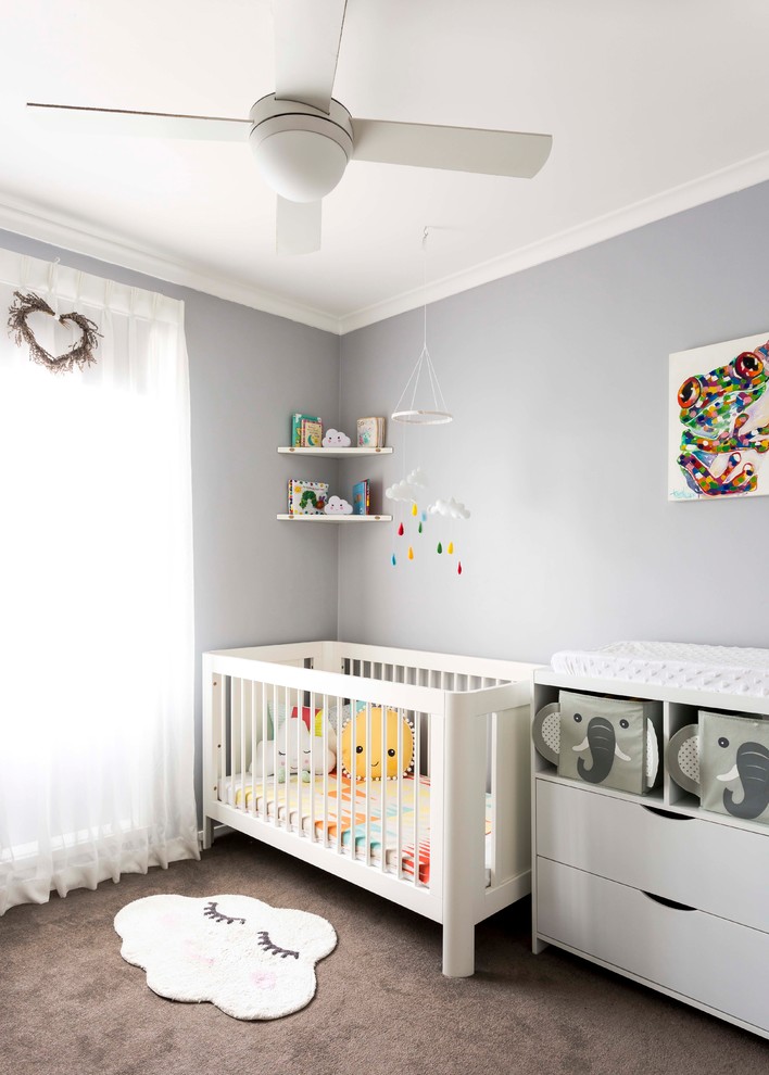 Réalisation d'une petite chambre de bébé neutre nordique avec un mur gris, moquette et un sol marron.