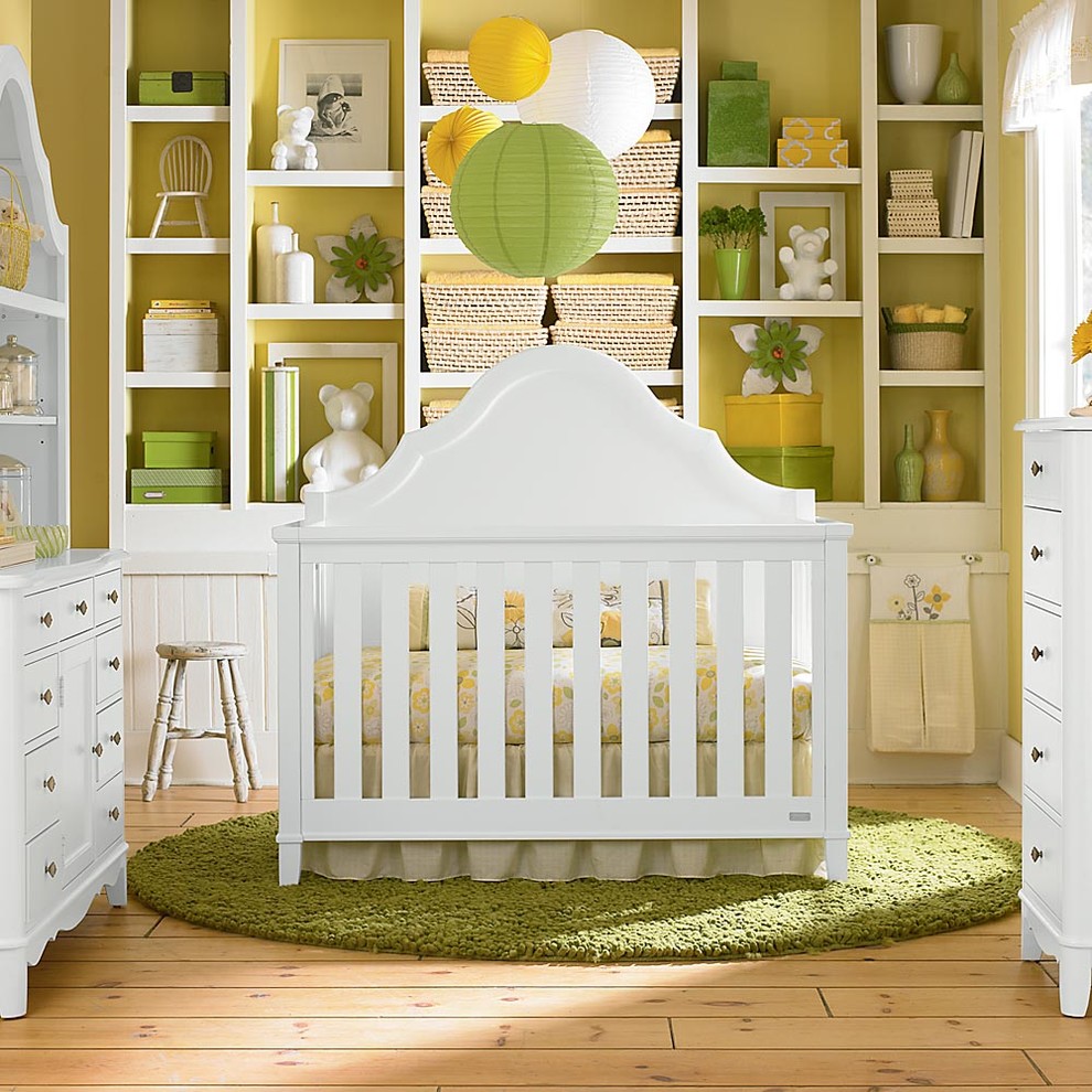 Aménagement d'une chambre de bébé neutre classique avec un mur jaune.