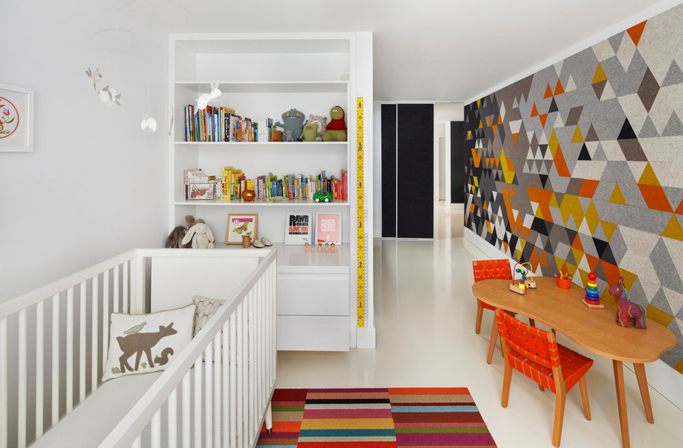 Modern inredning av ett könsneutralt babyrum, med flerfärgade väggar och vitt golv