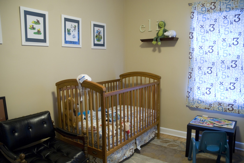 Idées déco pour une chambre de bébé neutre éclectique avec un mur beige.