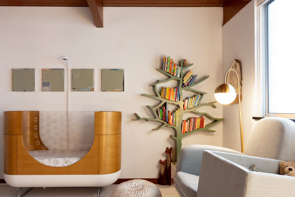 Свежая идея для дизайна: нейтральная комната для малыша среднего размера в стиле ретро с белыми стенами, ковровым покрытием и бежевым полом - отличное фото интерьера